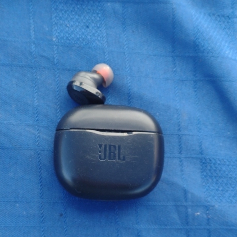 JBL Black Wireless Earbuds